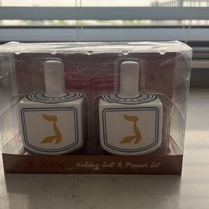 Dreidel, Holiday salt and pepper shaker set new.